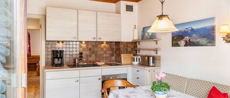 Fridge, oven, stovetop, coffee/tea maker