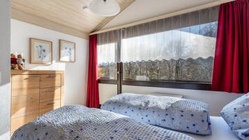 2 bedrooms, iron/ironing board, free WiFi