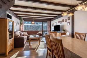 Televisión, reproductor de DVD, mesa de ping pong, estéreo