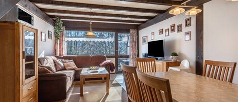 TV, DVD player, table tennis, stereo