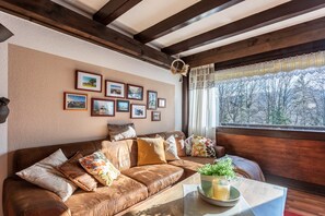 Télévision, lecteur de DVD, table de tennis de table, chaîne hi-fi