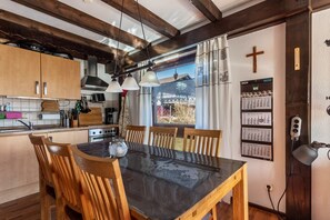 Fridge, microwave, oven, stovetop - Apartment "Vorauf - Rosenbauer" with Mountain Views, Private Terrace and Wi-Fi (Siegsdorf)