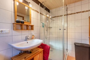Douche, sĂšche-cheveux, serviettes fournies