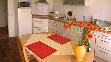 Kühlschrank, Mikrowelle, Herdplatte, Wasserkocher mit Kaffee-/Teezubehör