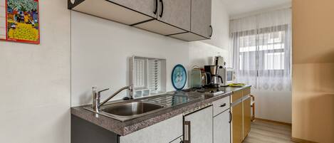 Refrigerador, microondas, parrilla de estufa y cafetera y tetera