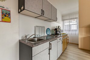 Kjøleskap, mikrobølgeovn, kokeplater og kaffetrakter/tekoker