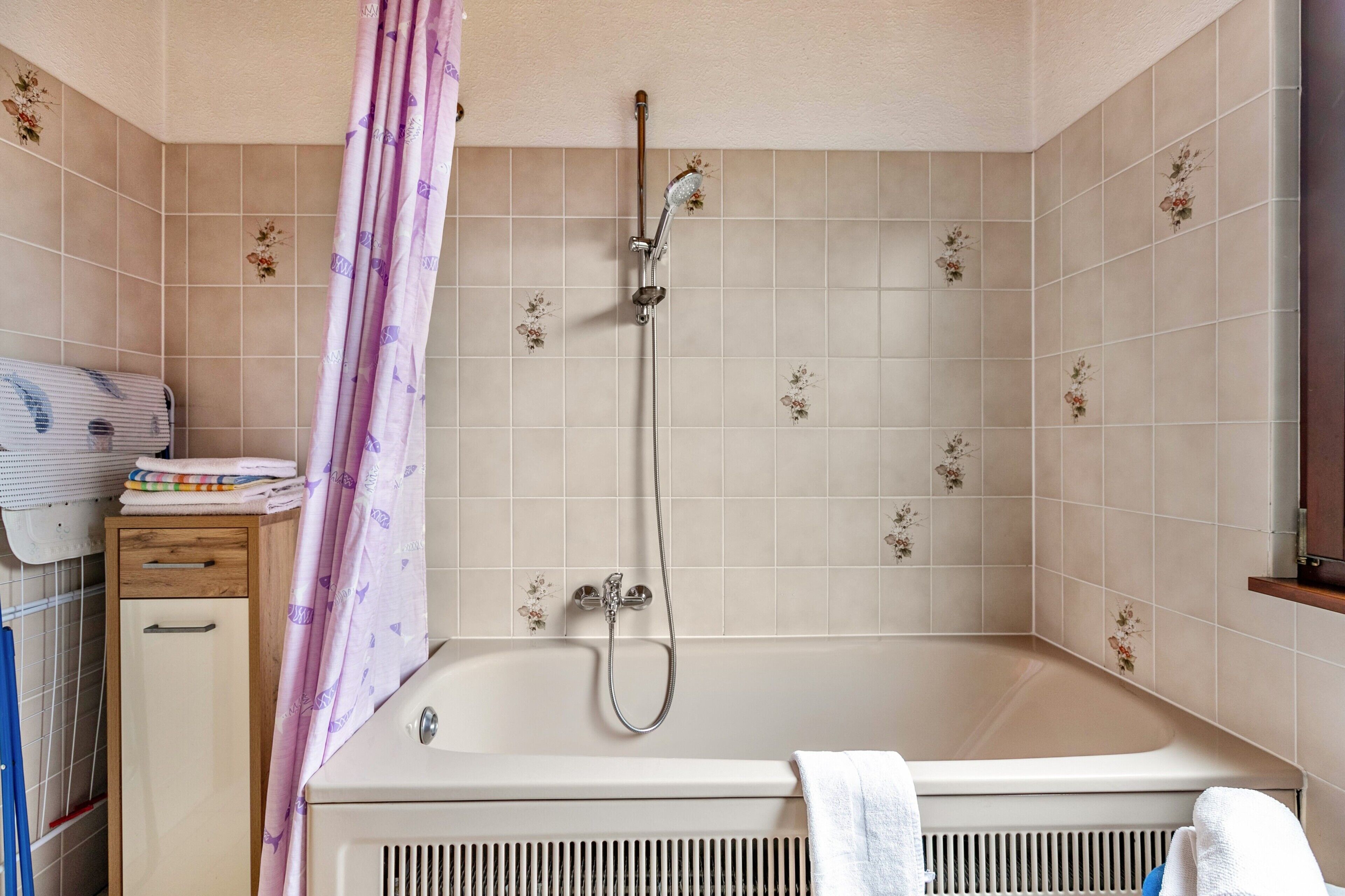 Une salle de bain avec une douche, des toilettes et un lavabo.