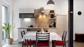 Frigorifero, forno, piano cottura, lavastoviglie