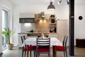 Frigorifero, forno, piano cottura, lavastoviglie