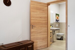 Regadera, secadora de cabello, toallas 