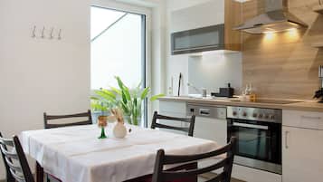 Fridge, oven, stovetop, dishwasher