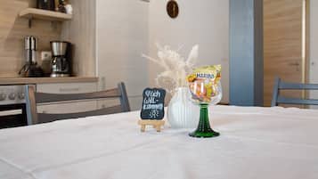 Jääkaappi, uuni, liesi, astianpesukone