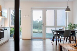 Jääkaappi, uuni, liesi, astianpesukone