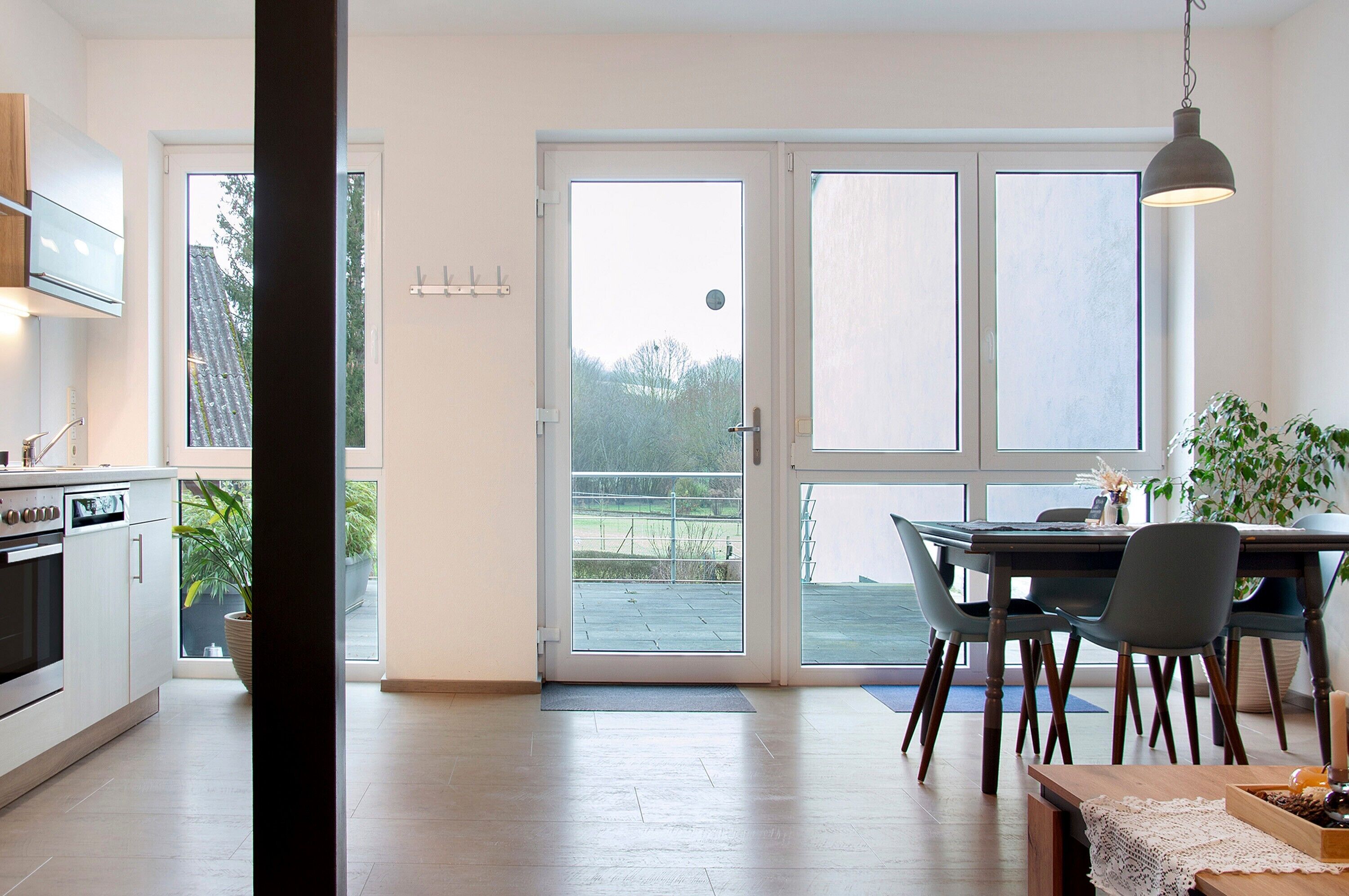 Jääkaappi, uuni, liesi, astianpesukone