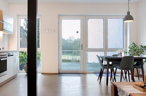 Fridge, oven, stovetop, dishwasher - Apartment 'Kornblume' with Private Terrace, Shared Garden and Wi-Fi (Wittighausen)