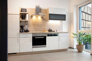 Fridge, oven, stovetop, dishwasher - Apartment 'Kornblume' with Private Terrace, Shared Garden and Wi-Fi (Wittighausen)