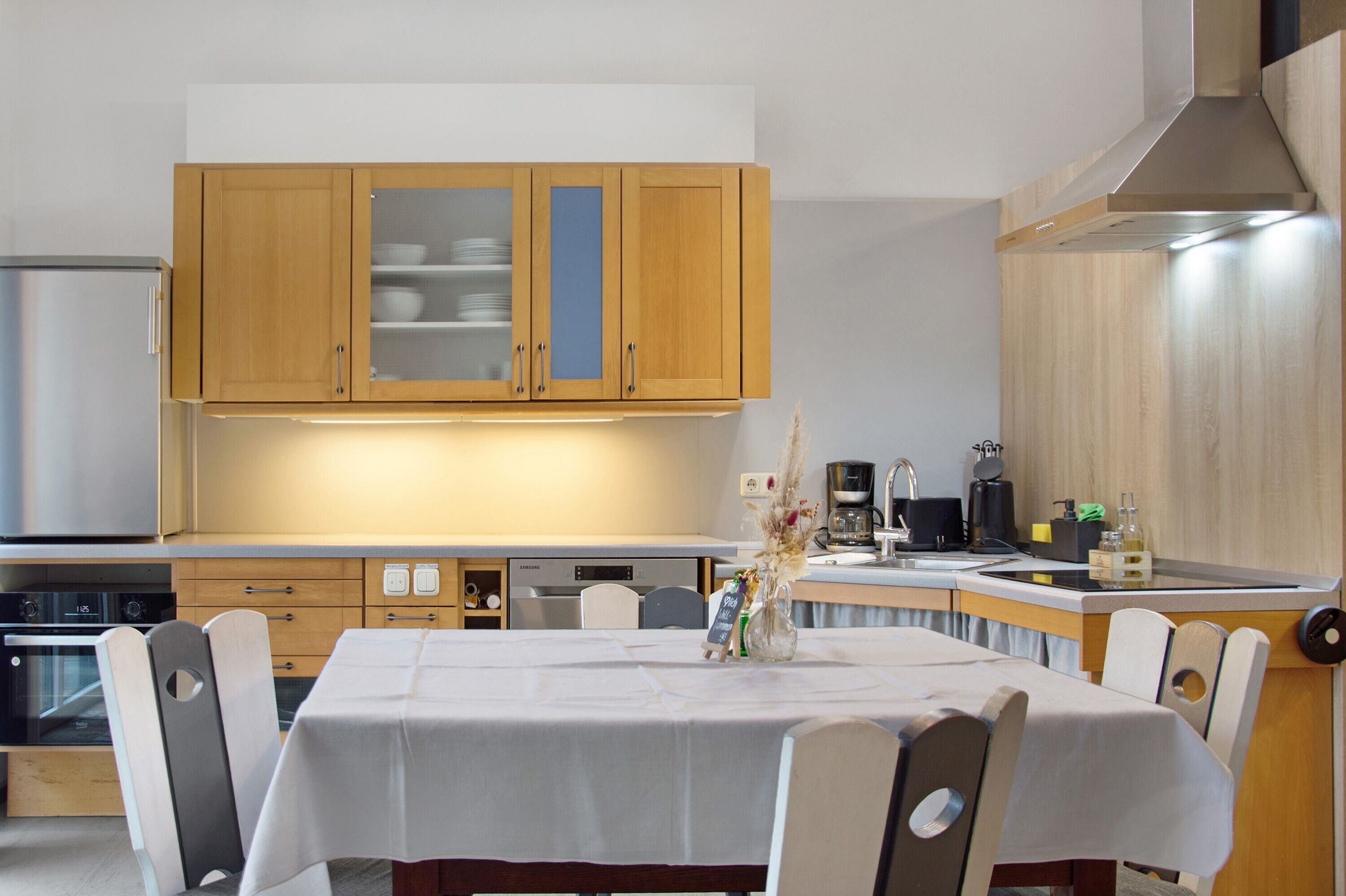 Een koelkast, een oven, een kookplaat, een vaatwasser