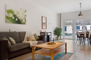 TV - Apartment 'Maiglöckchen' with Private Terrace, Shared Garden and Wi-Fi (Wittighausen)