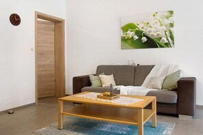 TV - Apartment 'Maiglöckchen' with Private Terrace, Shared Garden and Wi-Fi (Wittighausen)