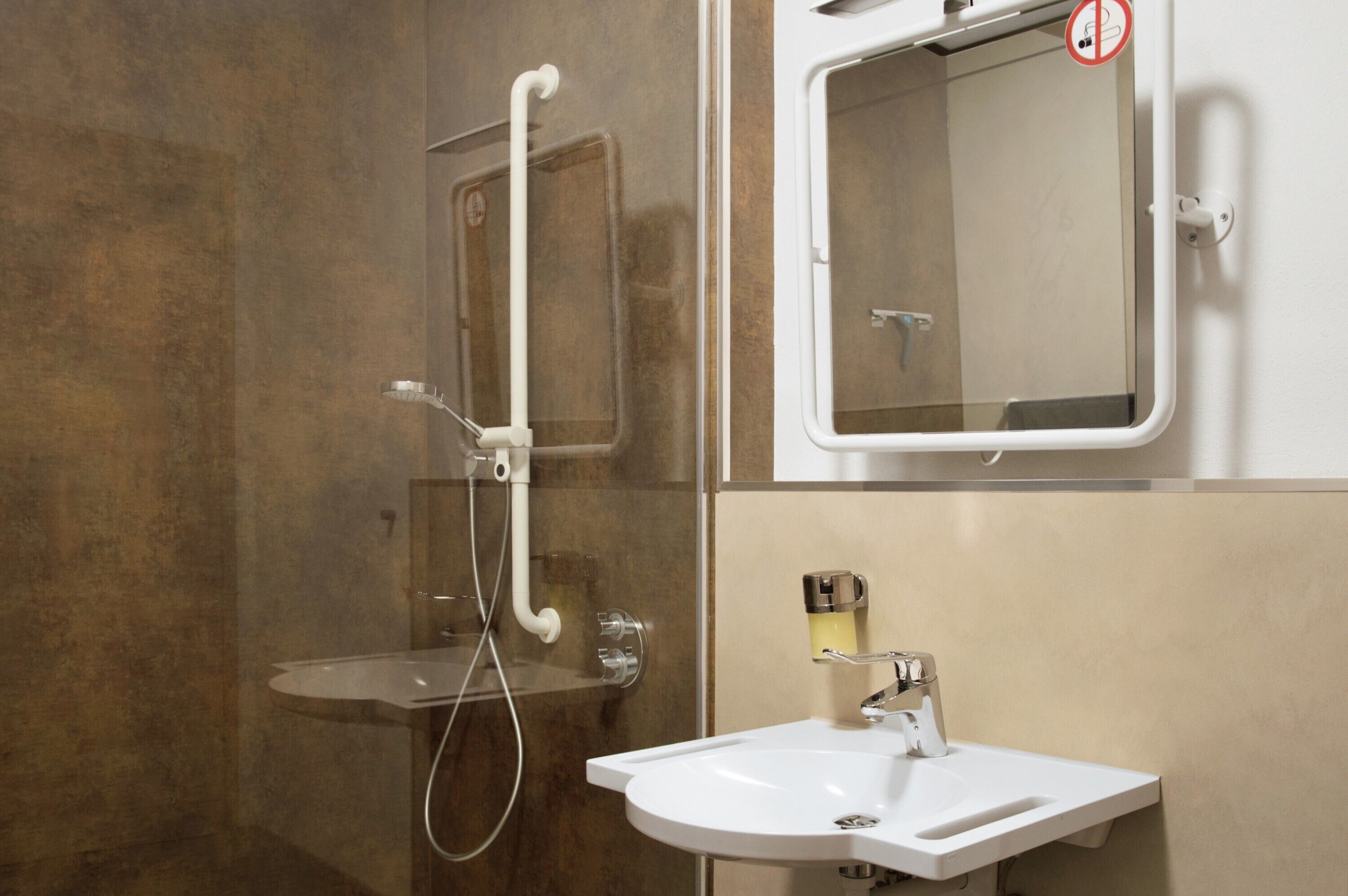 Een douche, een haardroger, handdoeken