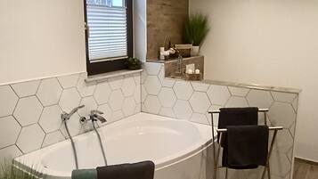 Douche, sĂšche-cheveux, serviettes fournies