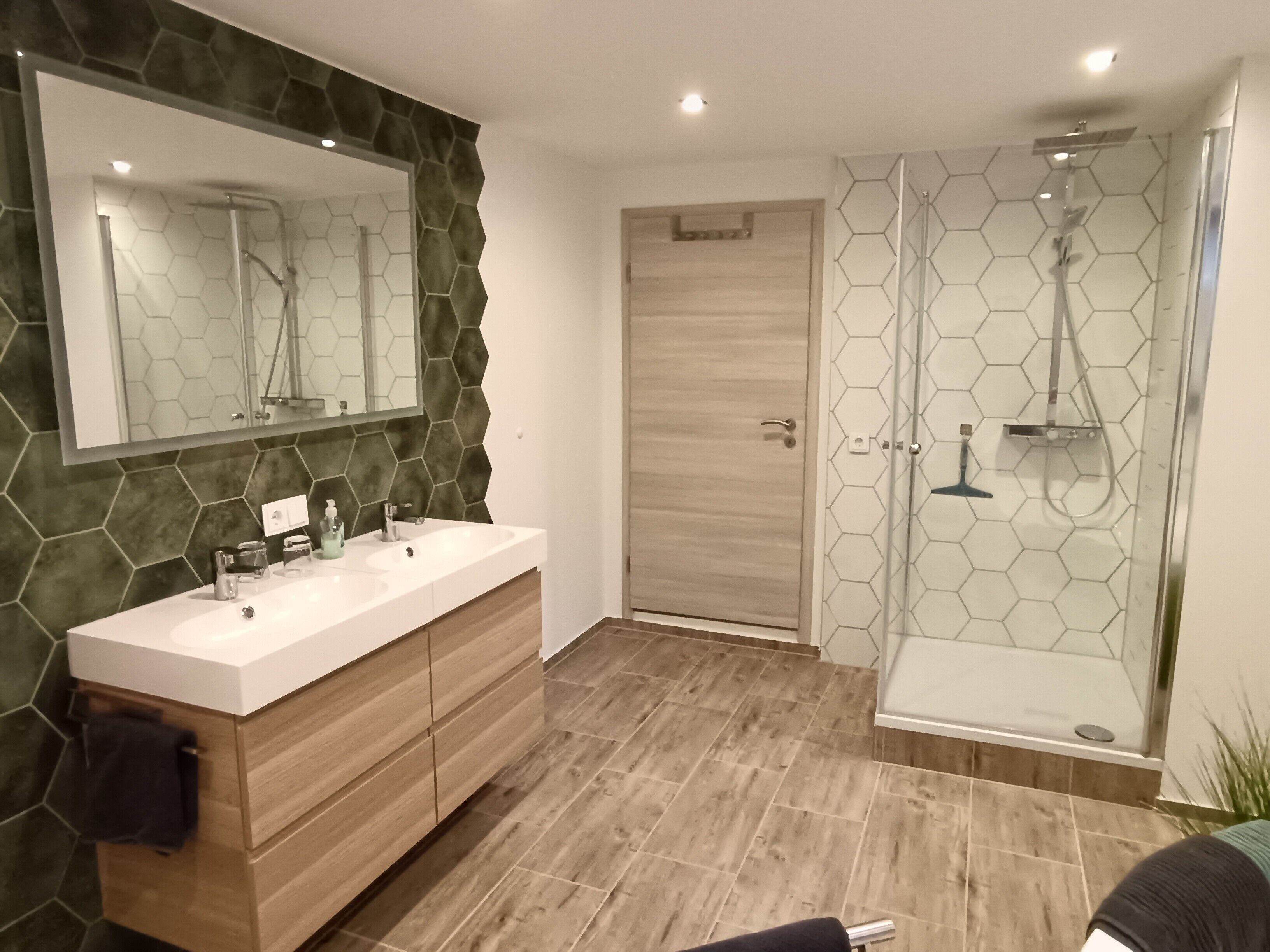 Douche, sèche-cheveux, serviettes fournies