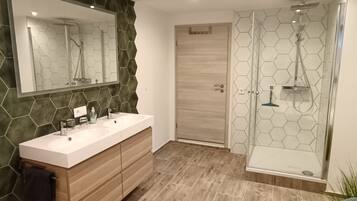 Douche, sĂšche-cheveux, serviettes fournies