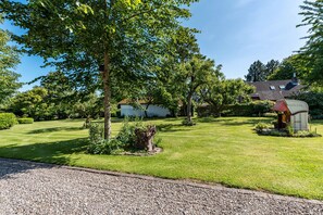 Property grounds - Apartment 'Ferienwohnung Bauernhof Rohde' with Shared Terrace, Private Garden and Wi-Fi (Gremersdorf)