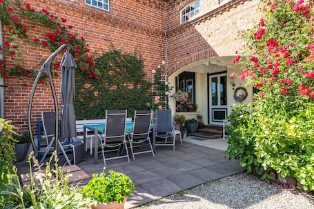 Outdoor dining. Apartment 'Ferienwohnung Bauernhof Rohde' with Shared Terrace, Private Garden and Wi-Fi