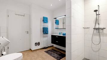 Dusche, Haartrockner, HandtĂŒcher