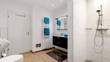 Ducha, secador de pelo, toallas