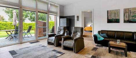 Fernseher, Kamin, DVD-Player