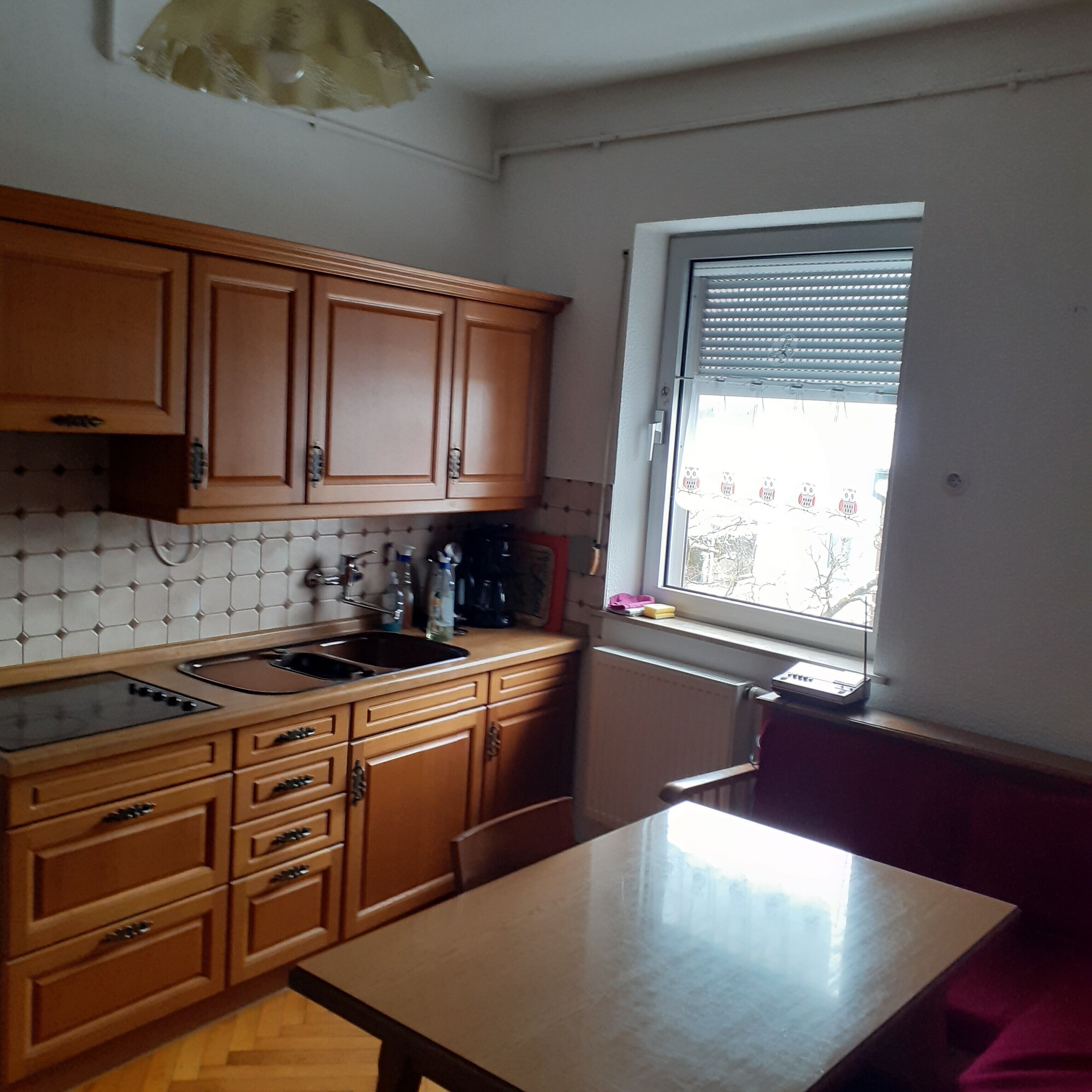 Refrigerador, microondas, parrilla de estufa y cafetera y tetera 