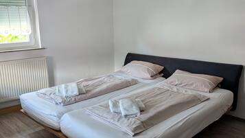 3 chambres, bureau, Wi-Fi gratuit, draps fournis