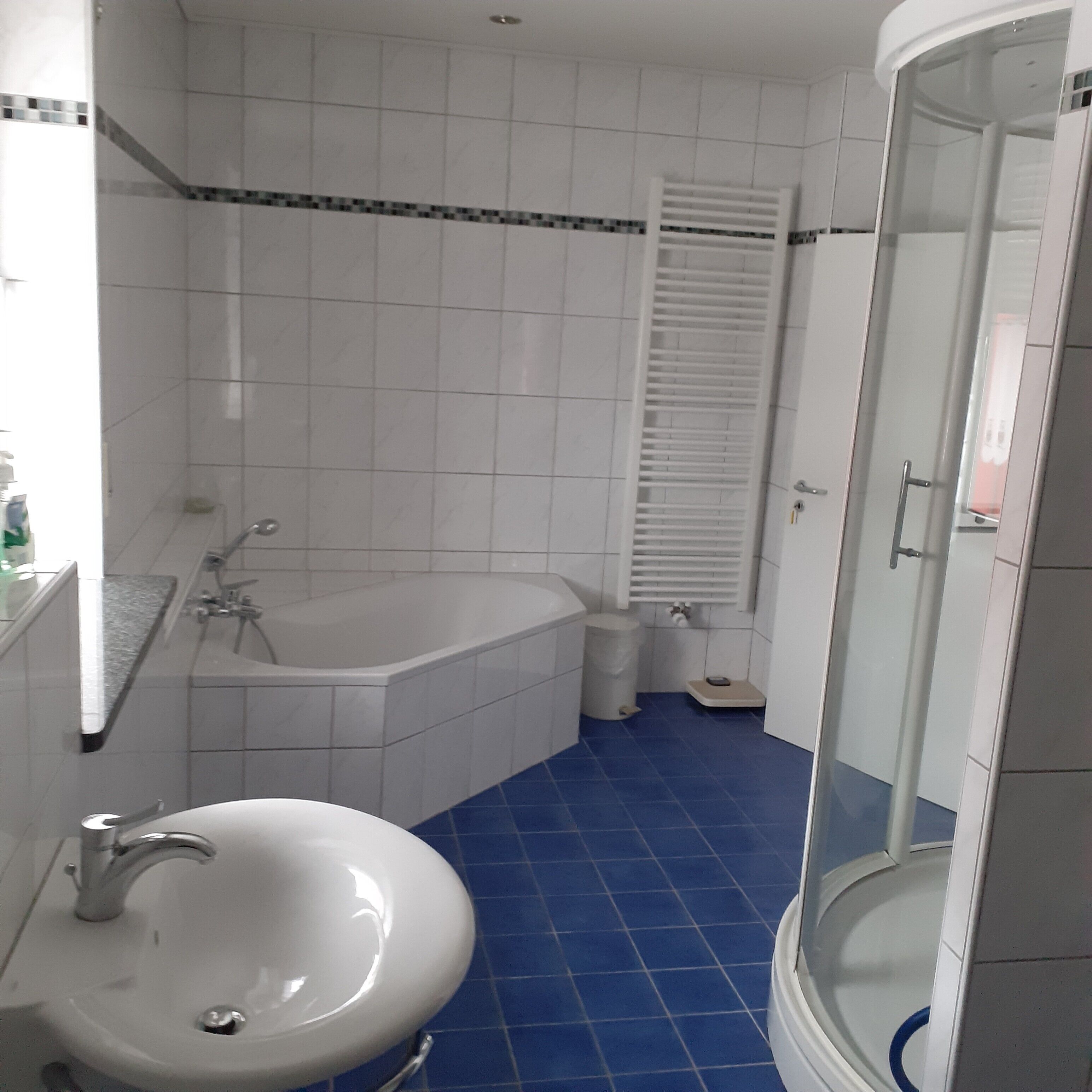 Douche, articles de toilette gratuits, sèche-cheveux