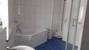 Douche, articles de toilette gratuits, sĂšche-cheveux