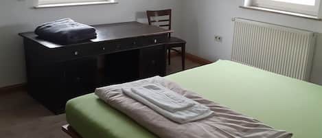 3 bedrooms, desk, free WiFi, bed sheets