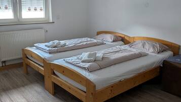 3 habitaciones, escritorio, wifi gratis y ropa de cama