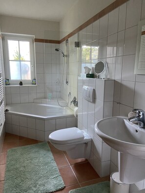 Dusche, kostenlose Toilettenartikel, Haartrockner, Bademäntel