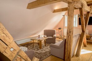 TV - Apartment 'Ferienwohnung Am Heideborn' with Mountain View, Shared Garden and Wi-Fi (Großschönau)