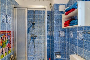 Een douche, een haardroger, handdoeken