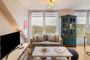 TV, DVD player, stereo - Apartment 'Ferienhaus Raschke' with Sea View, Private Terrace and Wi-Fi (Norderney)