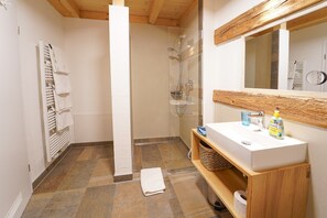 Dusche, Haartrockner, HandtĂŒcher