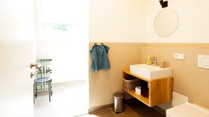 A modern bathroom with a toilet, sink, and towel rack. - Apartment 'Wendlingen 3' with Shared Terrace, Balcony and Wi-Fi (Freiburg im Breisgau)