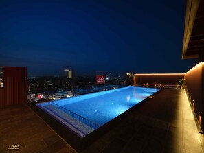 Una piscina al aire libre