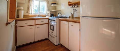 Réfrigérateur, four à micro-ondes, surface de cuisson