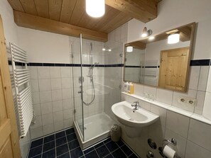 Een douche, een haardroger, handdoeken