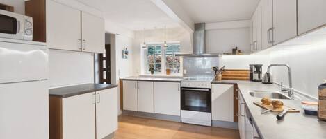 Een koelkast, een microgolfoven, een oven, een vaatwasser