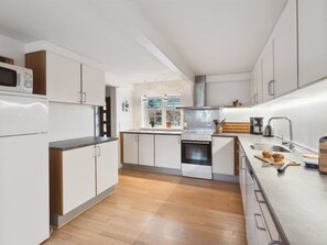 Kjøleskap, mikrobølgeovn, ovn og oppvaskmaskin