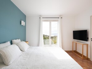 4 bedrooms, iron/ironing board, internet